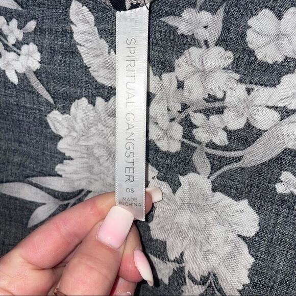 Spiritual Gangster robe Black WHite Floral Front Tie Kimono One Size lightweight - Picture 10 of 10